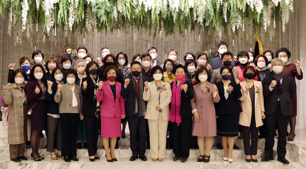 고양시 여성기업 경제인 협의회 진은덕 회장(가운데) 취임식에 함께한 기업인과 참석자들.