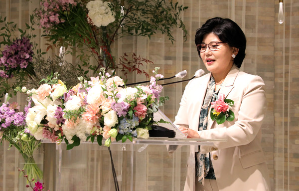 진은덕 고양시 여성기업 경제인 협의회 회장이 인사말을 전하고 있다. 공동체와 협력, 화합을 강조했다.