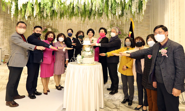 취임 케이크 컷팅식에 함께한 참석자들.