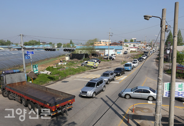 ▲ 출퇴근 시간 때면 도로기능이 마비되는 장항굴다리 교차로 모습.