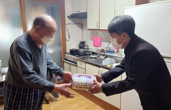 백진규 일산2동장(오른쪽)이 건강취약계층을 찾아가 건강나눔박스를 전달하고 있다.