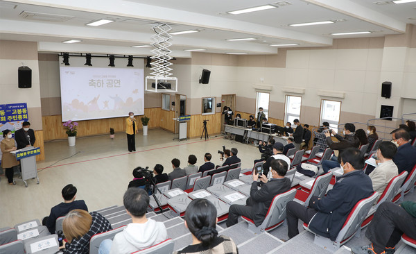 ㄱ소봉동 주민총회는 부드러운 분위기에서 시작됐다. 가수 유경씨가 주민총회 축하무대를 펼치고 있다.