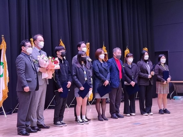 충청기업경제인협회(회장 김원길) 5개 기업이 뜻을 모아 고양시 청소년들에게 장학금을 전달했다. 