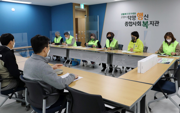 고양중앙라이온스클럽과 고양시덕양행신종합사회복지관 관계자들이 이야기를 나누고 있다.