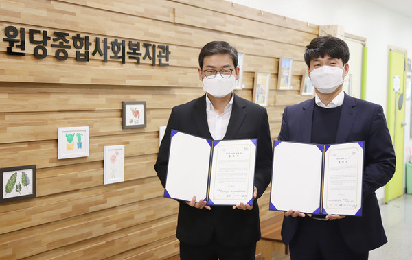 음두성 한국마사회 일산지사장(왼쪽)과 