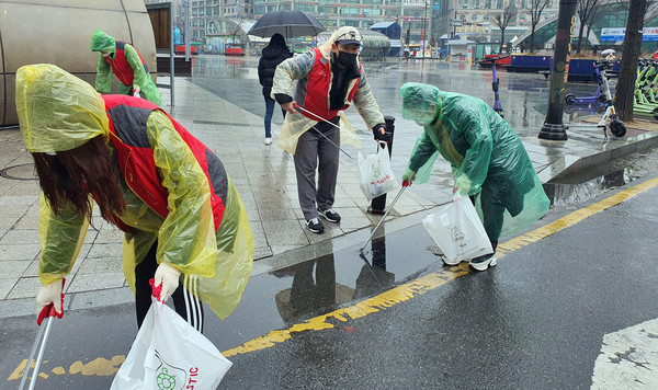 마을대청소를 하고 있는 참여자들