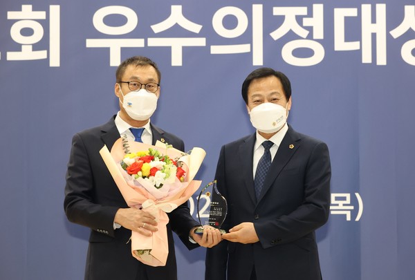 우수의정대상을 수상한 김달수 경기도의원(사진 왼쪽).