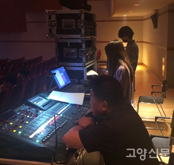 문화공연을 위한 교육을 받고 청소년 공연의 음향 스태프로 참여한 문화기획단원들.