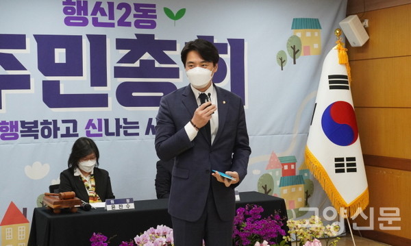 축하 인사를 전하는 한준호 국회의원. 