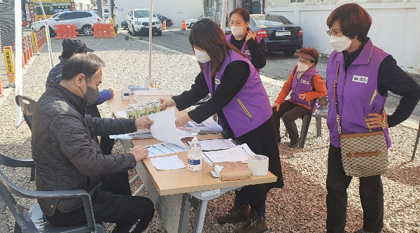 시민들이 마을의제에 대한 현장 사전 투표에 참여하고 있다.