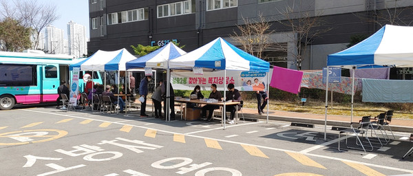 찾아가는 복지상담소를 운영 중인 삼송2동 행정복지센터. 적십자 삼송봉사회와 고양아동청소년정신건강센터 ‘토닥토닥버스’와 연계해 진행했다.