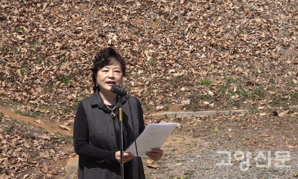 고은 시인의 시 ‘작은 평화로 오소서’를 낭송하는 김윤옥 국제문화도시교류협회 이사.