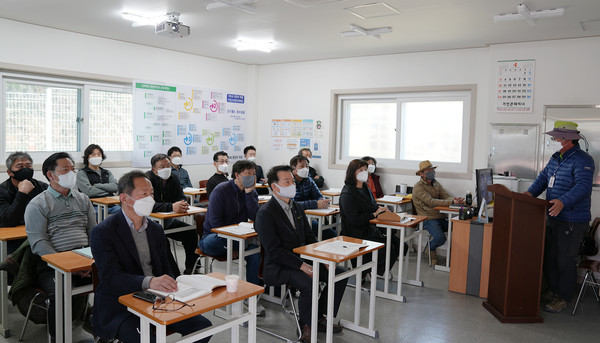 교육에 집중하고 있는 송포농협 조합원들