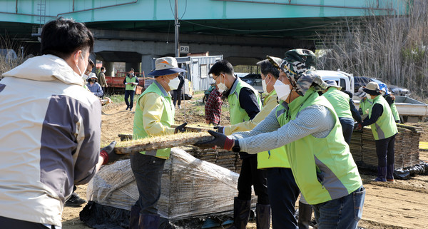 장순복 지도농협·강효희 원당농협·박영선 벽제농협 조합장 등이 모판을 나르며 이야기를 나누고 있다.