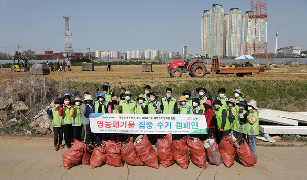 내곡동 농가 주변 도로에서 영농폐기물을 주워 자루에 담는 환경정화 활동 후 참여자들이 자리에 같이했다.