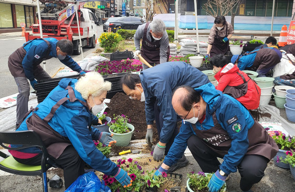 새봄맞이 꽃길 단장을 위해 정발산동 주민자치회와 통장협의회 등 주민들 서로가 힘을 모았다.