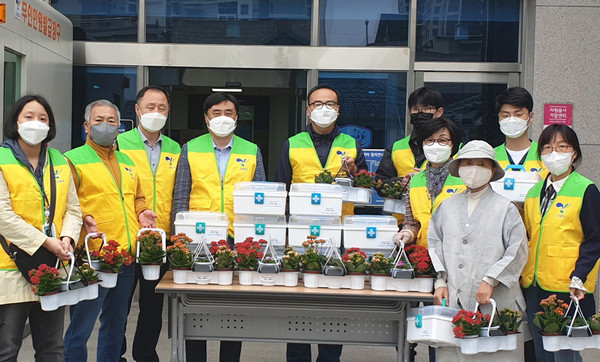 삼송1동이 지역의 홀몸어르신을 위해 반력 식물과 가정 상비약을 전달했다.