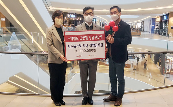  강주현 경기북부 사랑의열매 본부장(왼쪽), 강필서 스타필드 고양점장(가운데)이 기념촬영을 하고 있다.