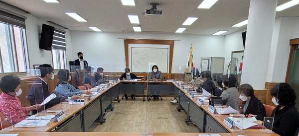  원신동 지역사회보장협의체가 회의를 개최하고 지역복지 안전망 구축 등에 대해 논의를 했다.