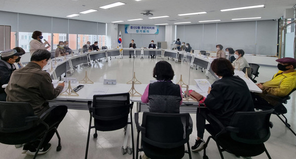 중산2동 주민자치회가 첫 정기회의를 개최해 마을추진 사업에 대해 활발한 논의를 가졌다.