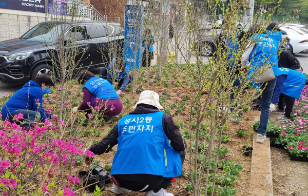 성사2동이 새봄을 맞아 환경정비 활동과 주민들의 왕래가 잦은 지역에 꽃을 심었다.