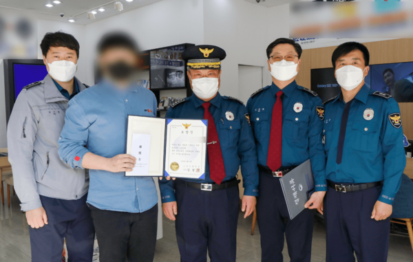  고양경찰서가 보이스피싱 예방에 큰 활약을 한 시민에게 표창장을 전달했다.