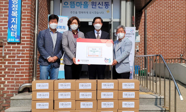 원신동 하성교회가 지역의 어려운 이웃을 위해 생필품이 들어있는 '기쁨나무상자'를 원신동에 전달했다.