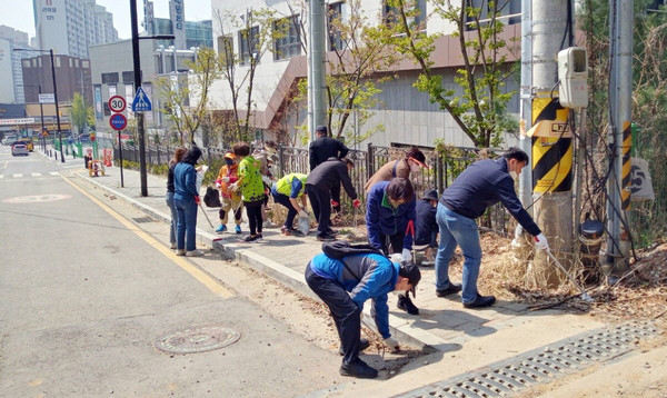탄현2동이 직능단체와 동 직원들이 참여한 가운데 플로깅데이를 진행하고 있다.