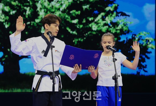 ▲ 선수 대표로 선서하고 있는 우크라이나 예바 하브릴로바(12세, 사진 오른쪽)와 한국 노민기 선수.