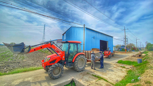 논으로 가기 위해 모판을 싣고 있는 조합원들