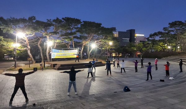 야간생활체육을 정발산공원에서 진행하고 있는 정발산동.