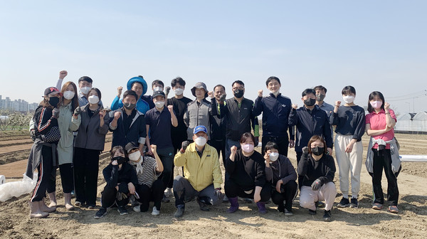 지도농협 임직원들이 모판을 나르는 봉사활동을 펼치며, 농촌일손돕기를 진행했다./