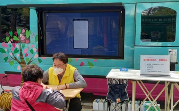 탄현2동이 고양시정신건강복지센터와 건강한 사회문화 형성을 위해 찾아가는 복지상담소를 운영했다.