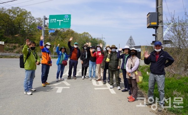 오전 11시, 공릉천 하구 송촌교 남단에 집결한 참가자들. 