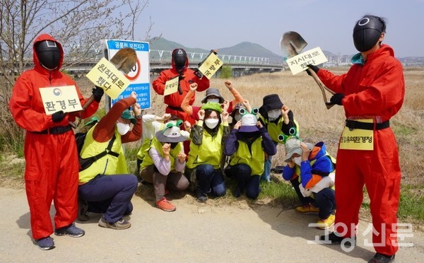 답사에 앞서 파주환경운동연합이 준비한 퍼포먼스에 동참한 참가자들.  