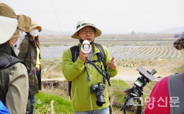 수원청개구리 관찰지점을 설명하는 시민과학자 남인우씨. 