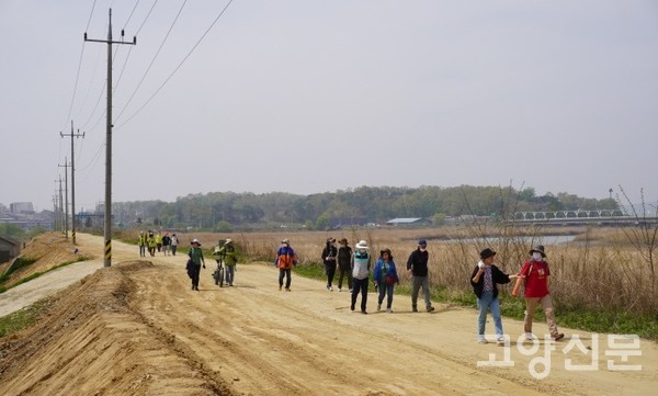 제방 확장 성토작업 구간을 걷고 있는 참가자들. 