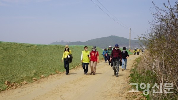 성토를 위한 흙더미가 쌓여있는 구간. 