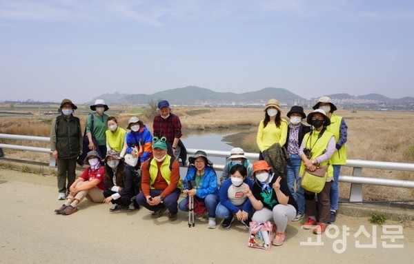 배경으로 보이는 물길은 공릉천으로 유입되는 마지막 지천인 청룡두천이다.