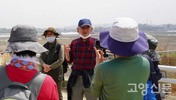15년째 공릉천 둑방길을 걸으며 생태 변화를 직접 목도한 헤이리마을 주민 박종일씨(공릉천 친구들 회장).
