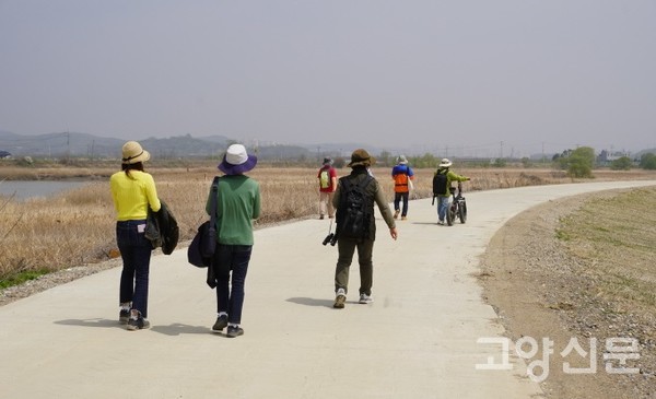 둑마루 포장공사까지 마무리된 구간. 
