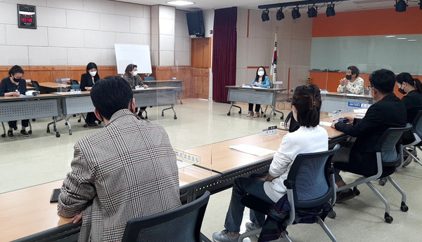 식사동 지역사회보장협의체가 정기회의를 갖은 후 특화사업도 진행했다.