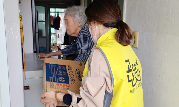 주엽2동 지역사회보장협의체가 독거어르신에게 지역기업이 후원한 유동식 영양음료를 전달하고 있다. 