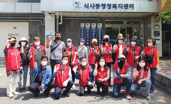 봄맞이 환경정화 활동으로 식사동 통장협의회가 화단의 잡초제거와 무단 투기된 쓰레기 등을 수거했다.