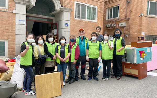 저장강박증이 있는 이웃의 집을 대청소한 중산1동과 행복파랑새단