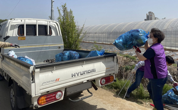 주교동 봄맞이 환경정화활동에는 통장협의회 주도로 지역주민과 공무원 등 40여 명이 참여했다.