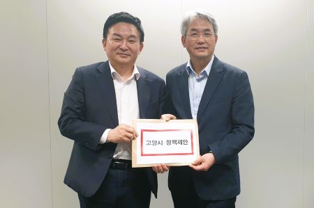 ▲ 지난 28일 이동환 국민의힘 고양시장 후보가 원희룡 국토교통부 장관 후보자를 만나 교통·일자리분야 핵심공약을 전달했다.