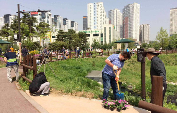 마을환경정비 개선을 위해 초화를 심고 있는 창릉동 관계자들
