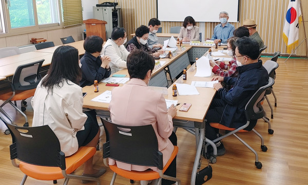 대화동 직능단체장들이 경로잔치와 마을축제 등에 논의하며 회의를 진행했다.