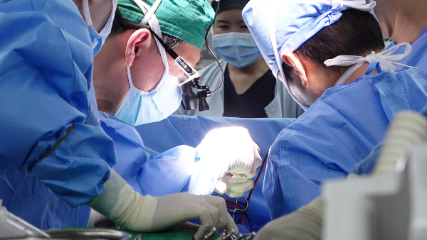명지병원 김기봉 교수팀의 심장이식 수술 장면
